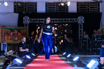 Foto - Desfile da Escolha da Rainha do 34º Rodeio de Bofete