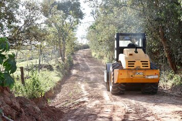 Prefeitura continua realizando manutenção nas estradas rurais