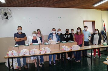Alunos da EMEFEI Francisco Rosa e da Apae de Bofete recebem kit alimentação escolar