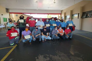 Colaboradores da prefeitura recebem diploma em Botucatu referente curso da Brigada de Incêndio
