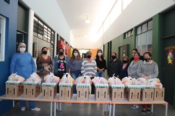 Alunos da Creche Escola Prof. José Antônio de Oliveira Nogueira recebem kit alimentação escolar
