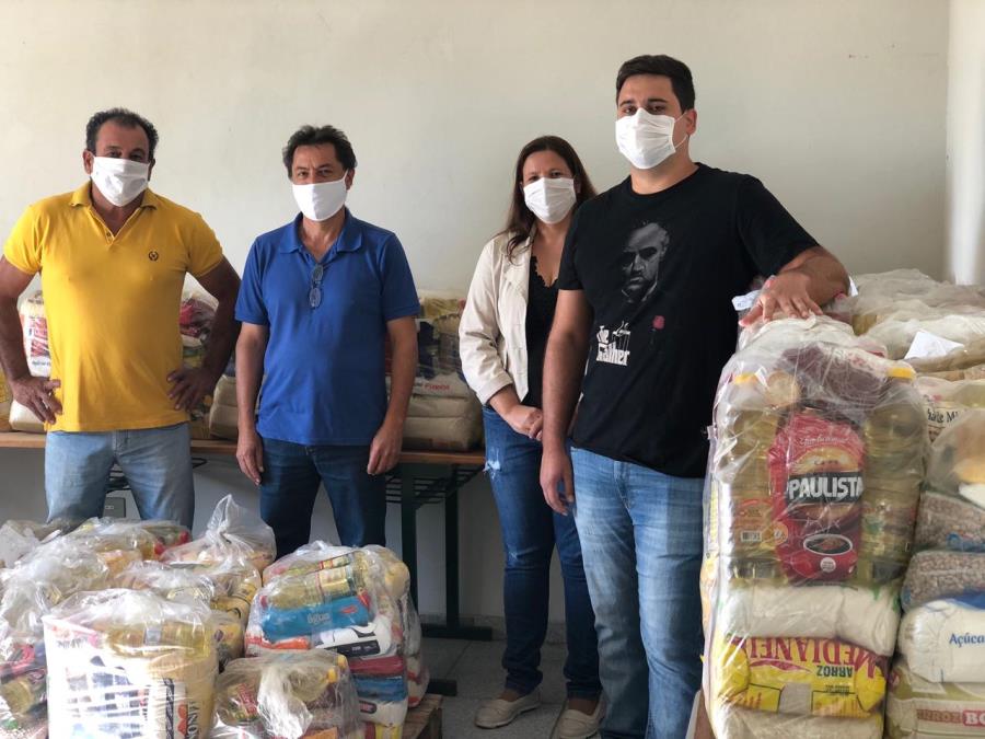 Fundo Social de Bofete recebe doação de alimentos arrecadados por cantor bofetense em live solidária