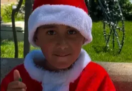 Papai Noel entrega presentes para crianças