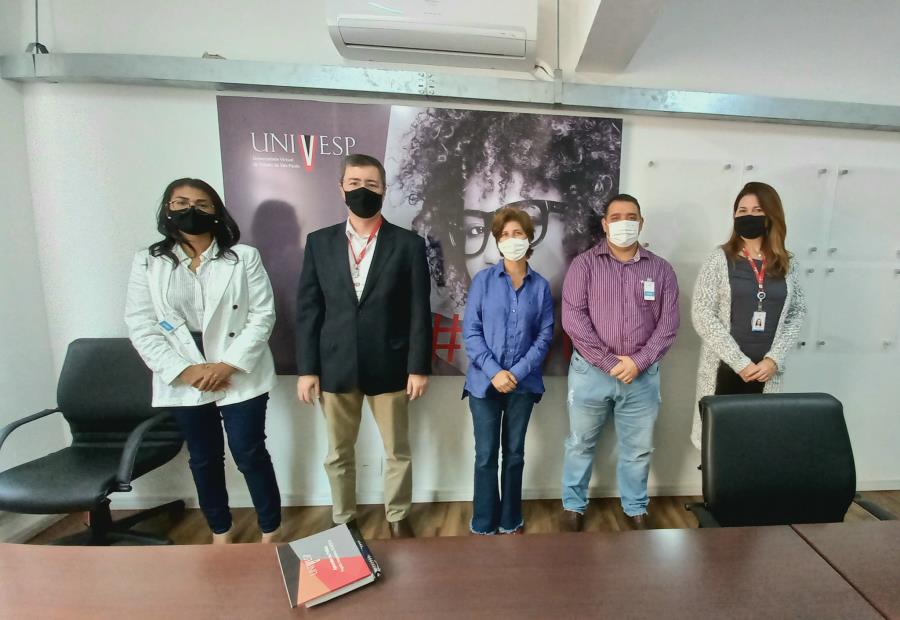 Vice-prefeita e equipe visitam a Universidade Virtual de São Paulo.