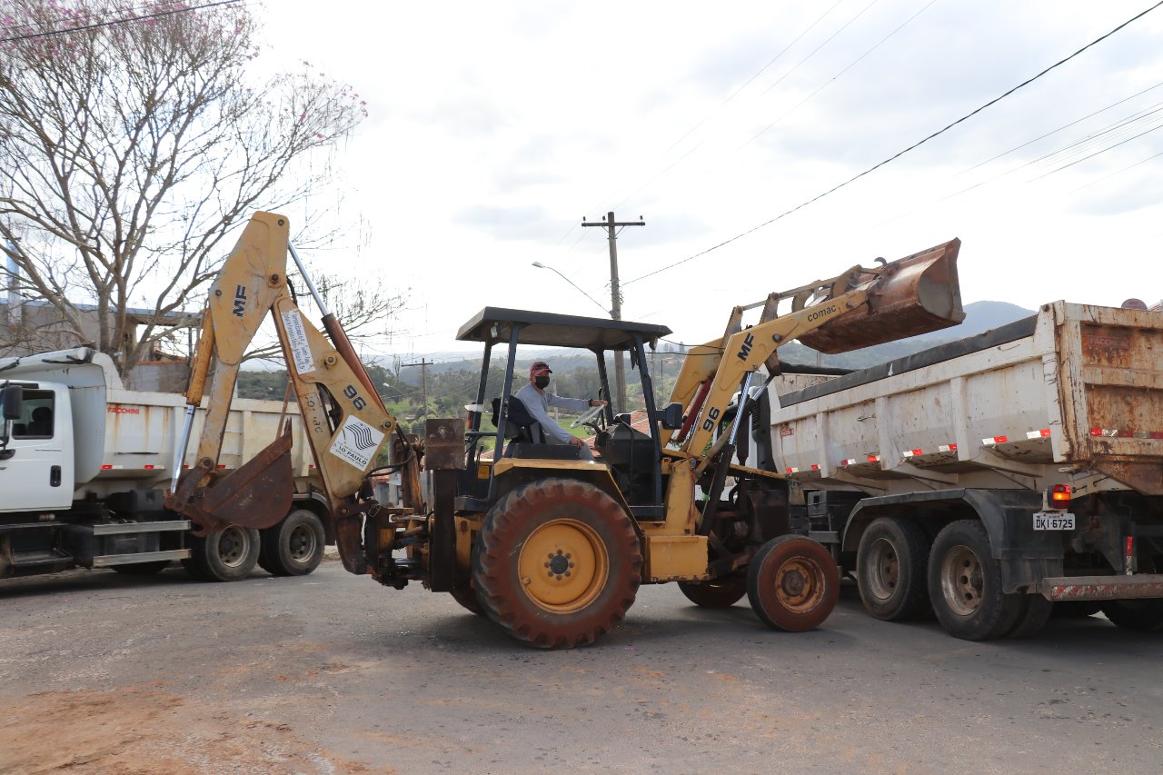 Prefeitura realiza limpeza das ruas do Jardim Siriema