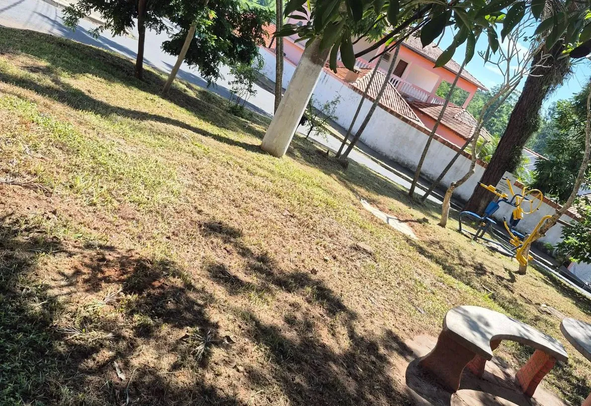 Equipe de Manutenção da Prefeitura Municipal de Bofete realiza limpeza e roçada na Praça no Jardim Santa Catarina