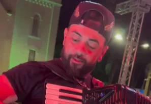 A noite desta segunda-feira foi espetacular, marcada por apresentações de diversos artistas locais em celebração às festividades de fim de ano