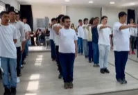 Jovens participam do Juramento à Bandeira