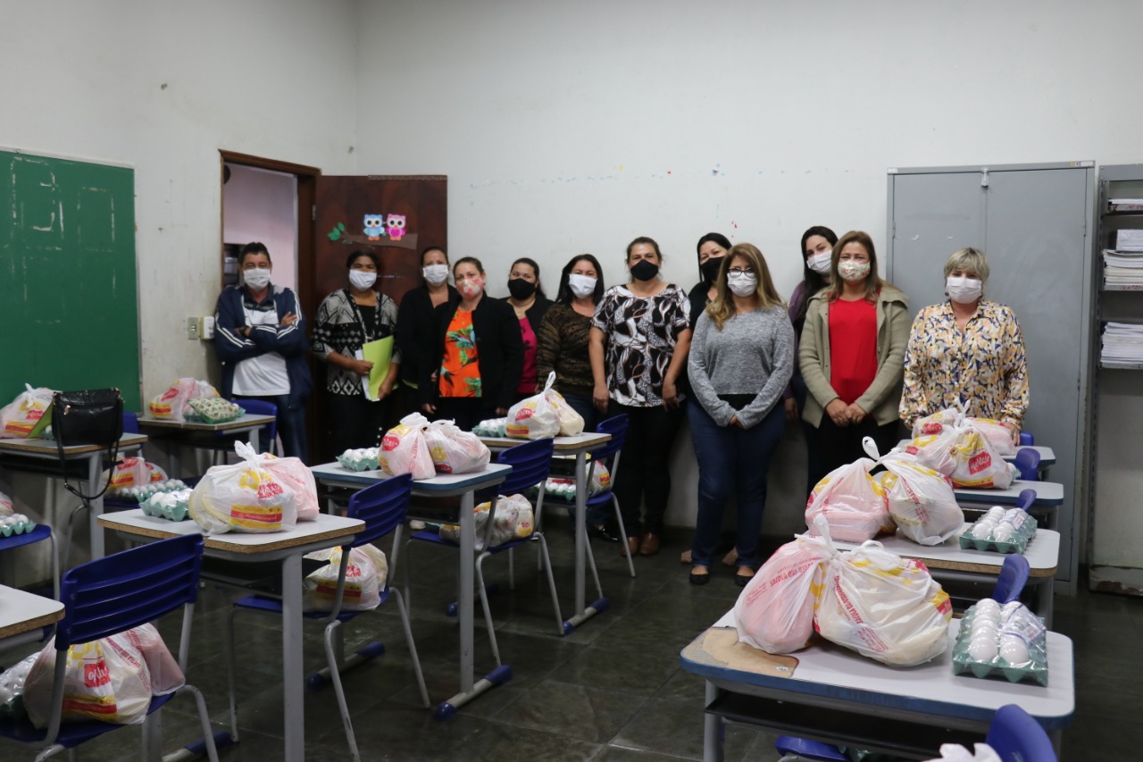 Alunos da EMEFEI Florindo Juliani no Castelão recebem kit alimentação escolar